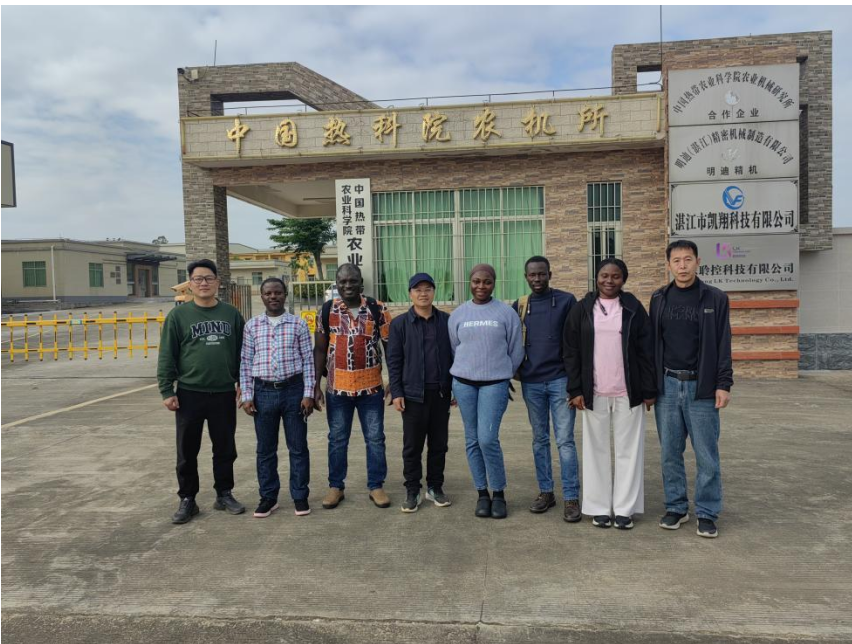 加纳“鲁班工坊”学员到机械化研究室接受木薯生产机械实操培训