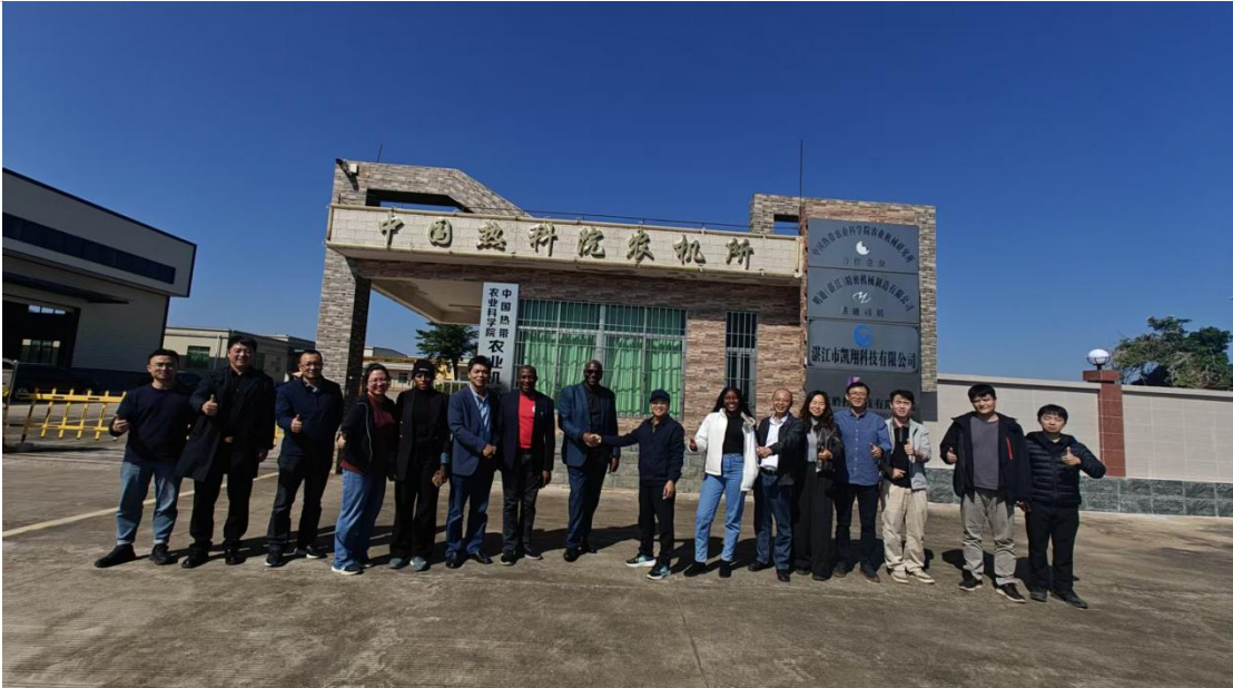 几内亚EKAP公司总裁到机械化研究室 考察木薯生产机械化技术